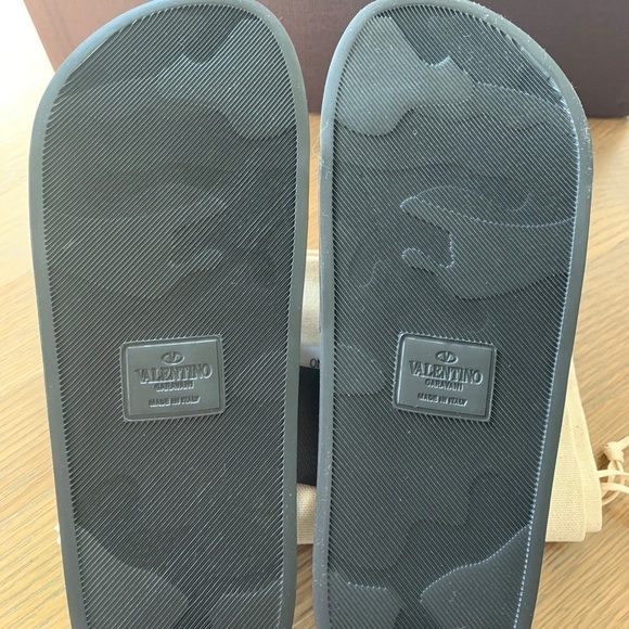 VALENTINO GARAVANI VLTN Logo-Embossed Slide UNISEX - Picture 8 of 15